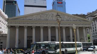 ブエノスアイレスのモンセラート地区にある５月広場前の１２本の柱が目立つネオ・クラシック様式の大聖堂です。