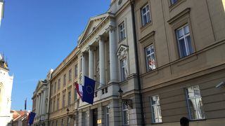 聖マルコ教会のお隣です。かっこいい衛兵さんが守っています。