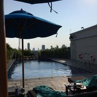 屋上プールは欧米系の人が寝そべってました