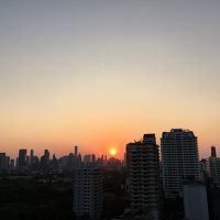 プール側から見える夕陽