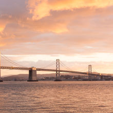 夕焼けに染まった橋を眺めることができます