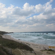 しおかぜの里手前のコバルトブルーのビーチ