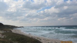 海岸線の道路を角島灯台から小学校まで歩いた。