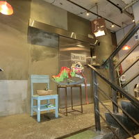 ホテルは3階、入口はボタン式開閉ドア