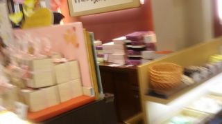 季節に合わせた色々な和菓子が販売されている　 