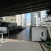 南東詰辺りからの様子