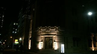 一階にバーのある