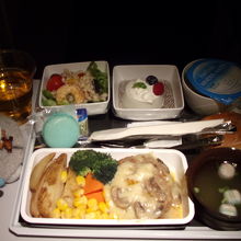 東京からシンガポールのフライト。ハンバーグを選びました。