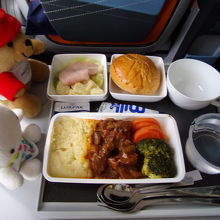 帰国フライトはビーフブリスケットのローズマリーソース煮。