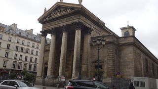 マルチール通りの下（南）端にある教会。あまりおおきくはない。