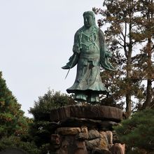 威風堂々とした立像