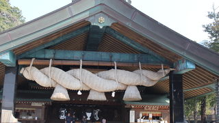 よく見るしめなわは神楽殿