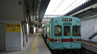 水色に赤のラインが可愛い車両