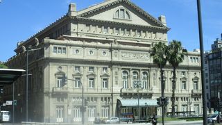 ７月９日大通り沿いにあるコロン劇場は、世界三大劇場の一つとされている立派な劇場です。