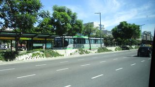 世界一幅が広いと言われている大通りの中心には白いオベリスコが立っています。