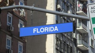 フロリダ通りはブエノスアイレスの繁華街で、ウインドウショッピングをしながら散策する人々で賑わっていました。