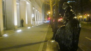 イルミネーションイベント開催時以外の、街明かりのみで眺める彫刻ストリートはよりステキに感じました