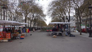 リシャール・ルノワーツ大通りに開く市場。曜日によりお店の種類がかわります。