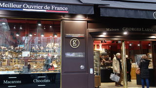 サンジェルマン大通のチョコレート屋さん。比較的おおきなお店です。チョコレートの老舗です。