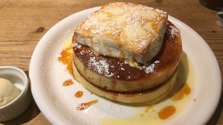 おしゃれなカフェでふわふわパンケーキ