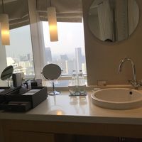 シンプルモダンなバスルーム　眺望も良い