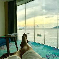 部屋は広くて眺望は海で素敵