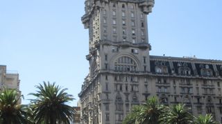 モンテビデオのランドマーク的な存在の独特の外観を持つ建物です。