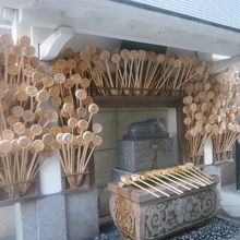 願いの牛さん前に沢山奉納されている柄杓の様子