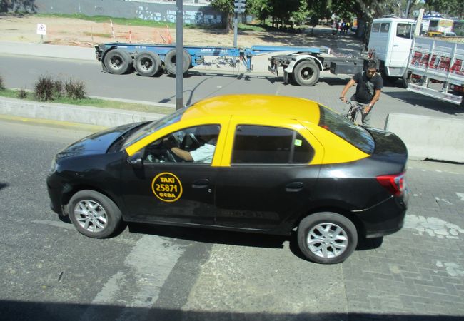 車体が黒、屋根が黄色に塗り分けられている車がタクシーです。