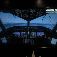 B787のコックピットを間近で眺められます