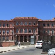 別名「カサ・ロサーダ(Casa Rosada－バラ色の家の意)」と呼ばれるスペイン・ロココ調の建物です。