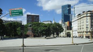 シャトルバスでサン・マルティン広場前のプラザ ホテル ブエノスアイレスまで行きました。