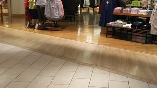 落ち着いた色味