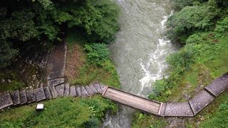 渓谷の中の遊歩道