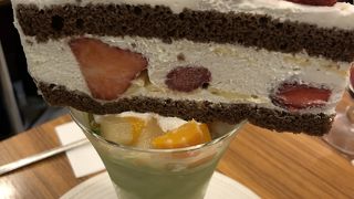 自分の好きなパフェとケーキを組み合わせ。