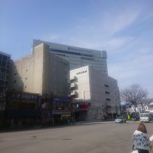 富山駅南口正面の大きなビル