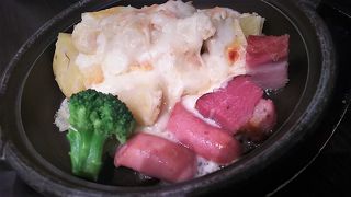 テーブルでチーズをかけてくれます。