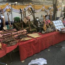 タイ北部の伝統的な楽器も売られています