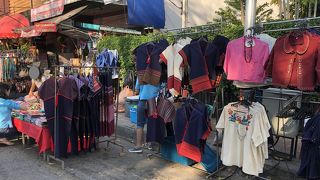 大規模な歩行者天国のマーケットです