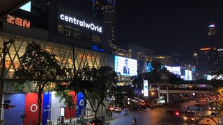 巨大なショッピングセンターです