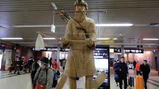 札幌駅西コンコースの木像