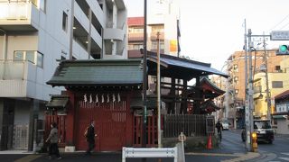 人通りの多い場所で、いやでも目に入ります。