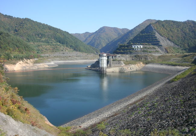 大きなロックフィル式ダム