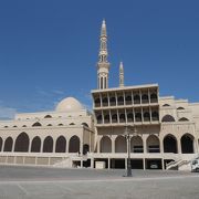 広場にある荘厳なモスク