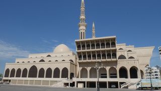 広場にある荘厳なモスク