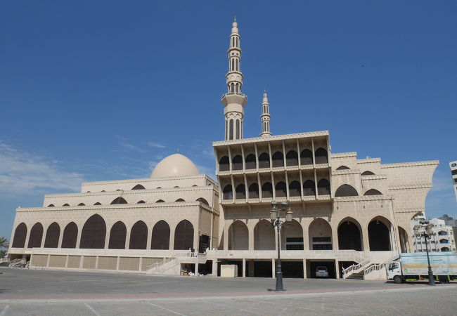 広場にある荘厳なモスク