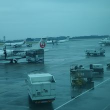 外をみるとプロペラ機