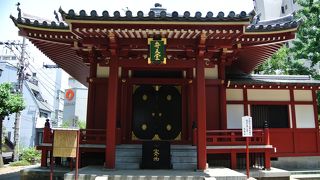 浅草寺の境内、小高い丘の上。