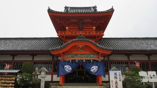 朱塗りの美しい建物。