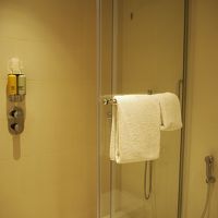 タオルに隠れてますがシャワーヘッドが四角、天井にもシャワー！